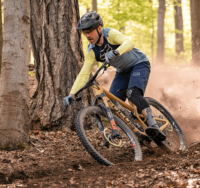 Mountainbiker in einer Kurve auf einer Strecke im Wald