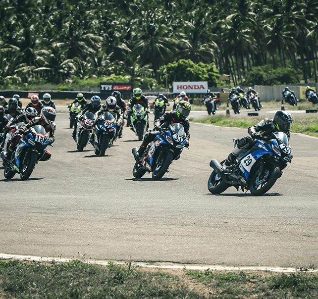 Viele Rennmotorräder bei einem Motorradrennen